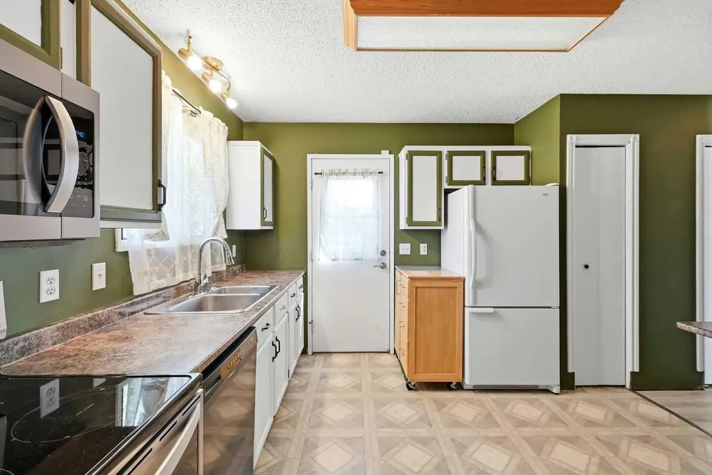 17 Gordon Street Red Deer AB T4P 2L6