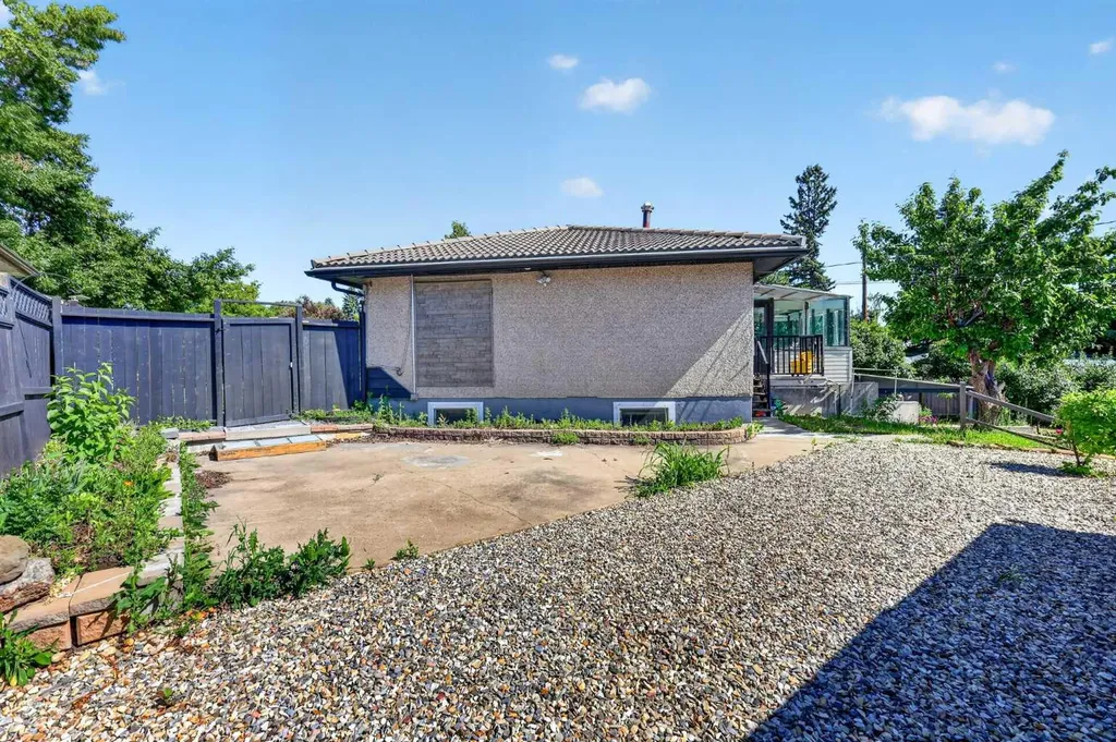2018 Cottonwood Crescent SE Calgary AB T2B 1T1