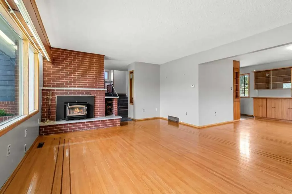 5307 48 Avenue Sylvan Lake AB T4S 1G5