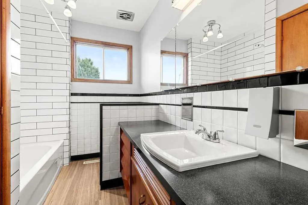 5307 48 Avenue Sylvan Lake AB T4S 1G5