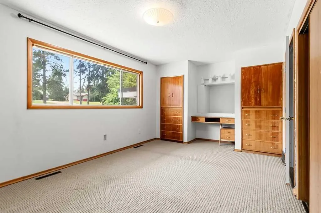 5307 48 Avenue Sylvan Lake AB T4S 1G5