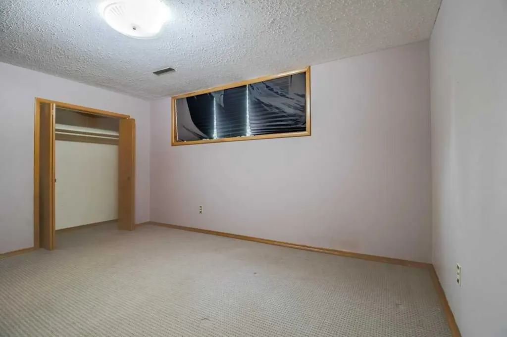 5307 48 Avenue Sylvan Lake AB T4S 1G5
