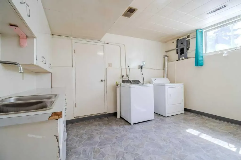 5307 48 Avenue Sylvan Lake AB T4S 1G5