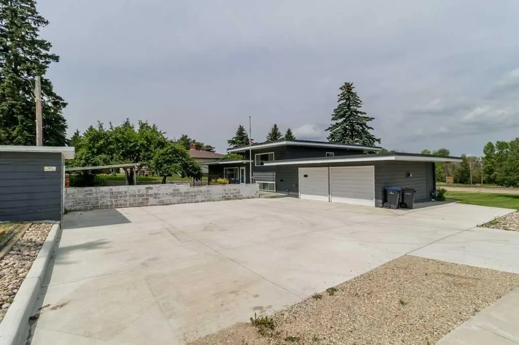 5307 48 Avenue Sylvan Lake AB T4S 1G5