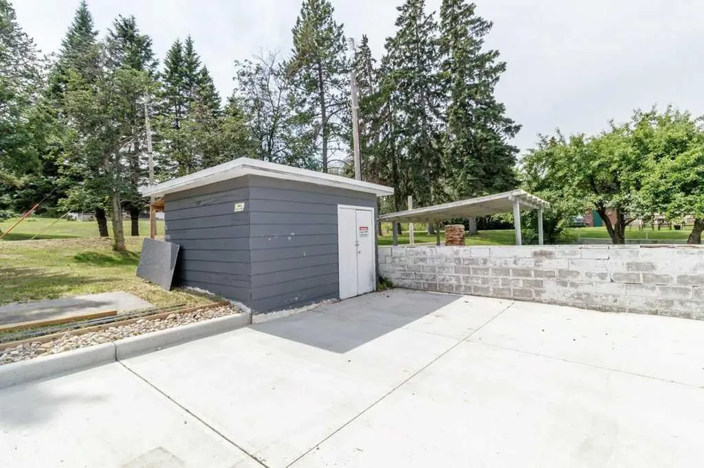 5307 48 Avenue Sylvan Lake AB T4S 1G5