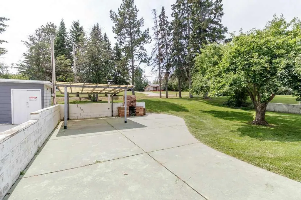 5307 48 Avenue Sylvan Lake AB T4S 1G5