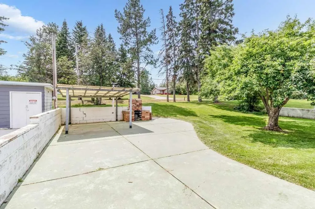 5307 48 Avenue Sylvan Lake AB T4S 1G5