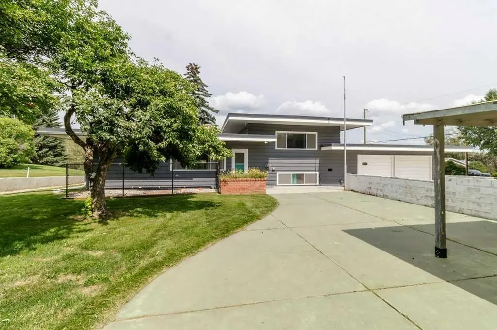 5307 48 Avenue Sylvan Lake AB T4S 1G5