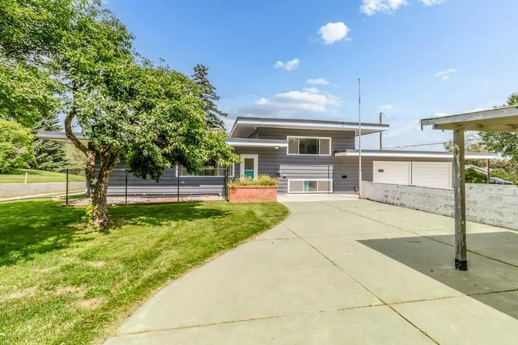 5307 48 Avenue Sylvan Lake AB T4S 1G5