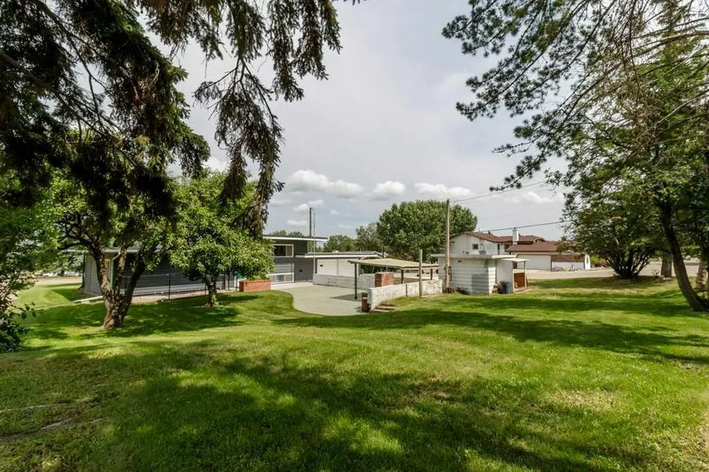 5307 48 Avenue Sylvan Lake AB T4S 1G5