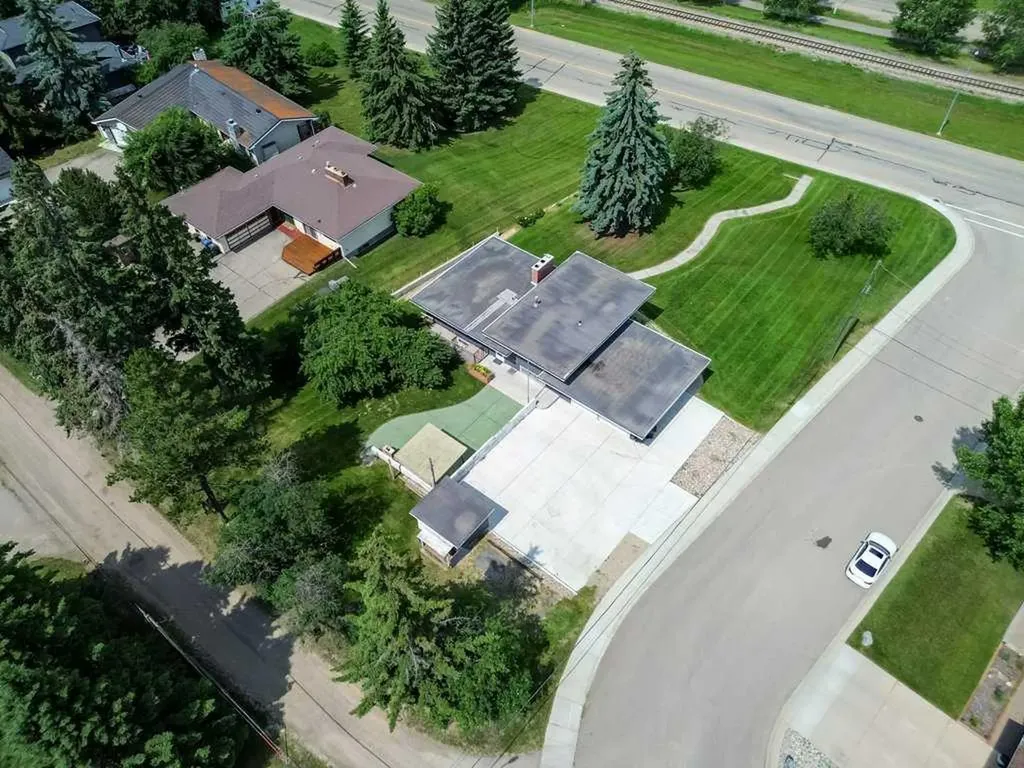 5307 48 Avenue Sylvan Lake AB T4S 1G5