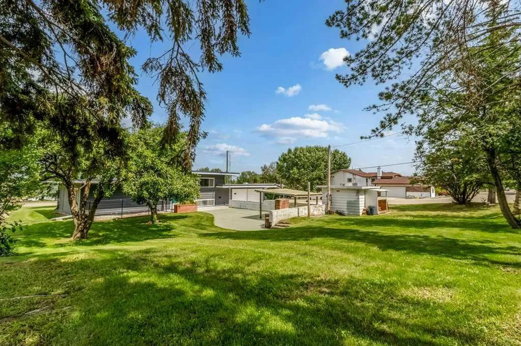 5307 48 Avenue Sylvan Lake AB T4S 1G5