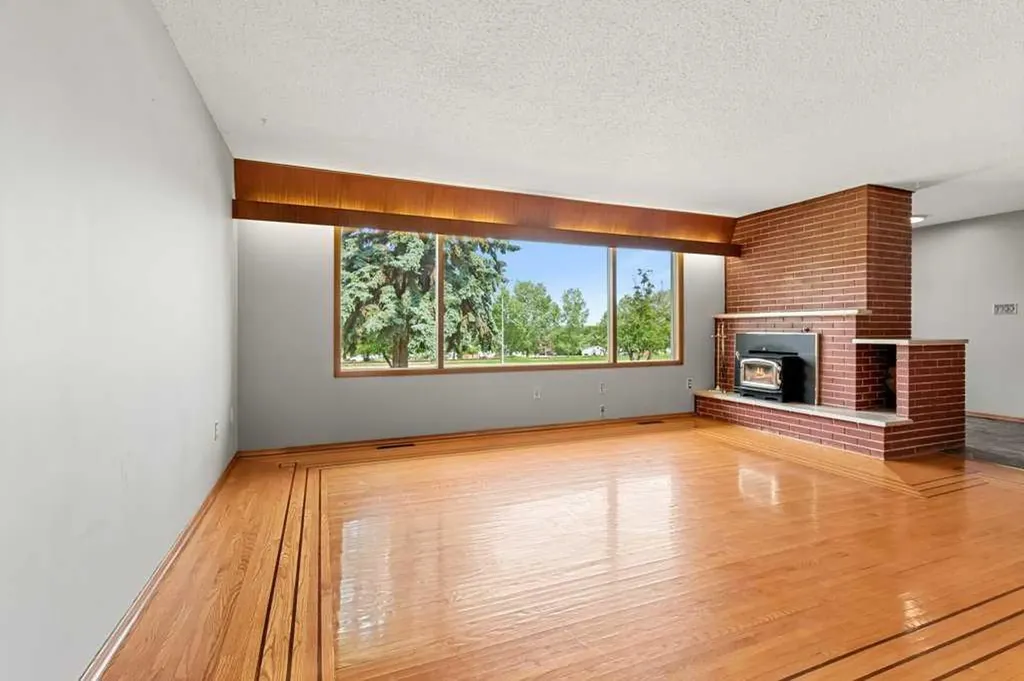 5307 48 Avenue Sylvan Lake AB T4S 1G5