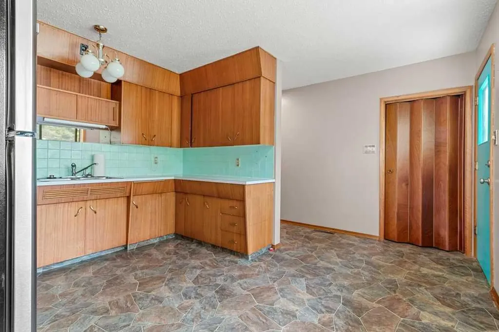 5307 48 Avenue Sylvan Lake AB T4S 1G5