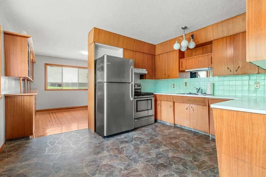 5307 48 Avenue Sylvan Lake AB T4S 1G5