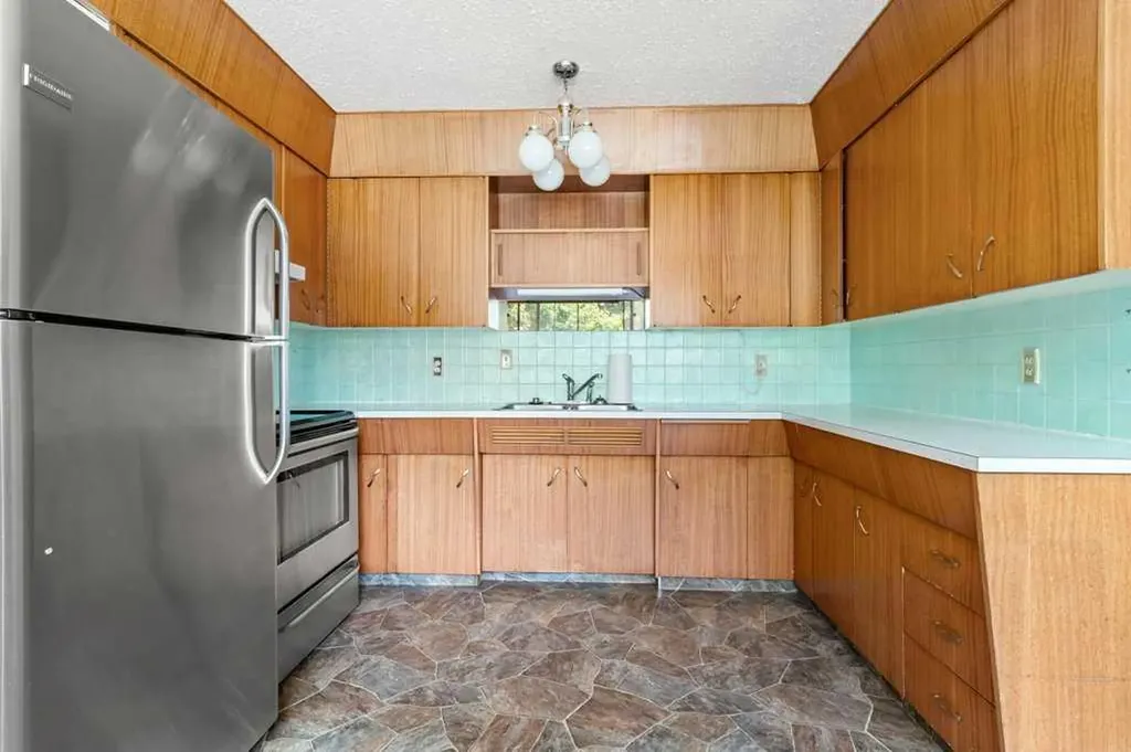 5307 48 Avenue Sylvan Lake AB T4S 1G5