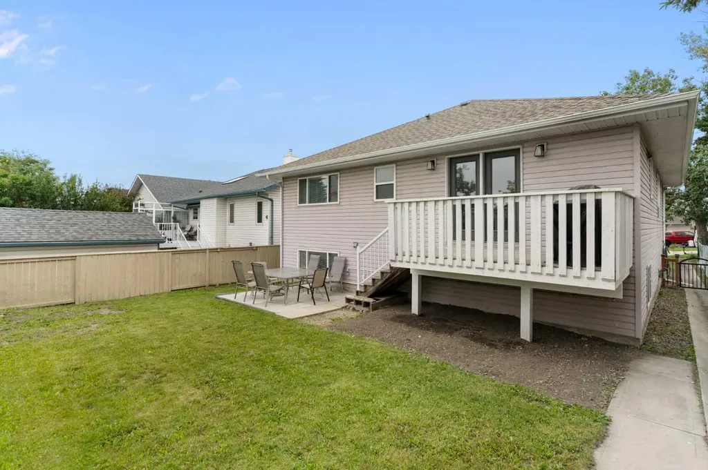 36 Jensen Heights Place NE Airdrie AB T4B 2J3