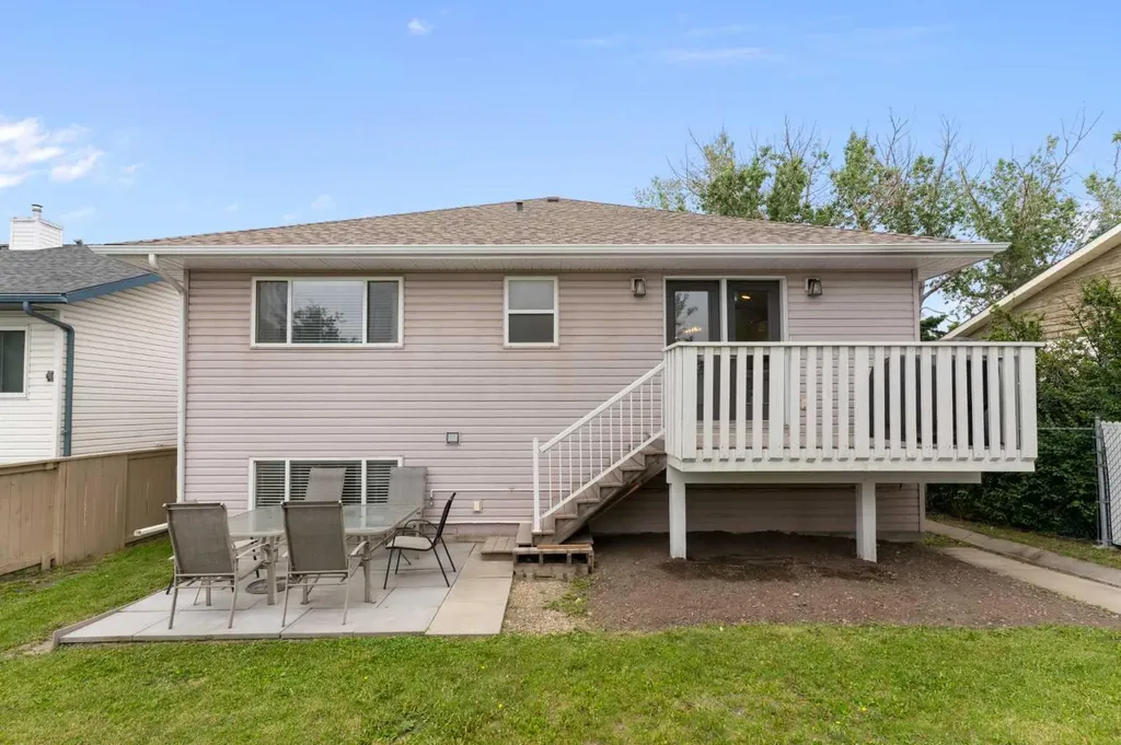 36 Jensen Heights Place NE Airdrie AB T4B 2J3