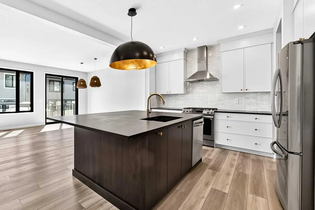 8 West Grove Link SW Calgary AB T3H 6E3