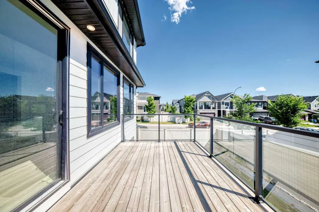 8 West Grove Link SW Calgary AB T3H 6E3