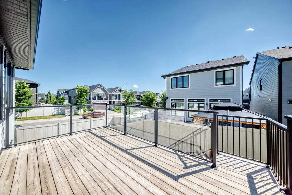 8 West Grove Link SW Calgary AB T3H 6E3