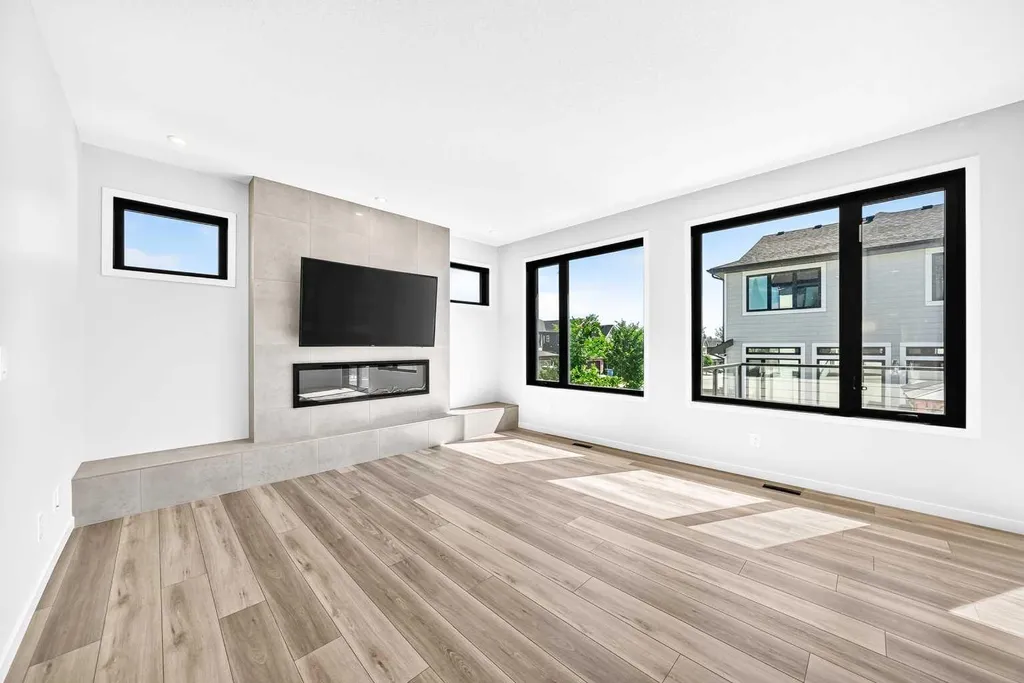 8 West Grove Link SW Calgary AB T3H 6E3