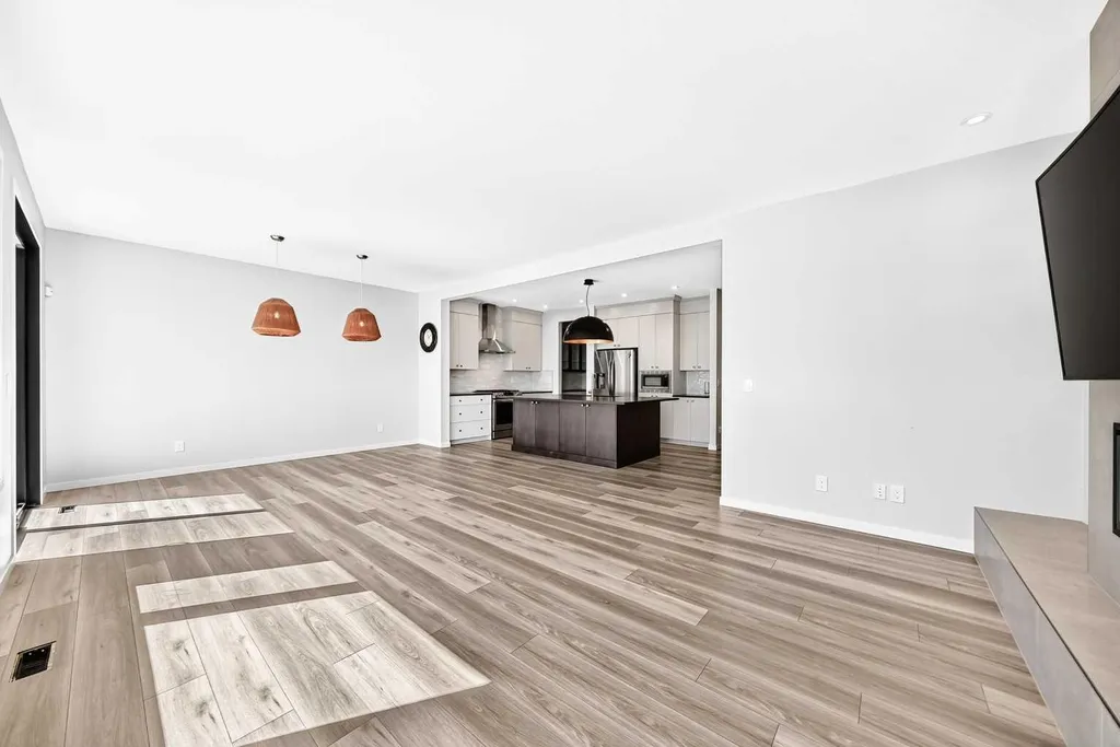 8 West Grove Link SW Calgary AB T3H 6E3
