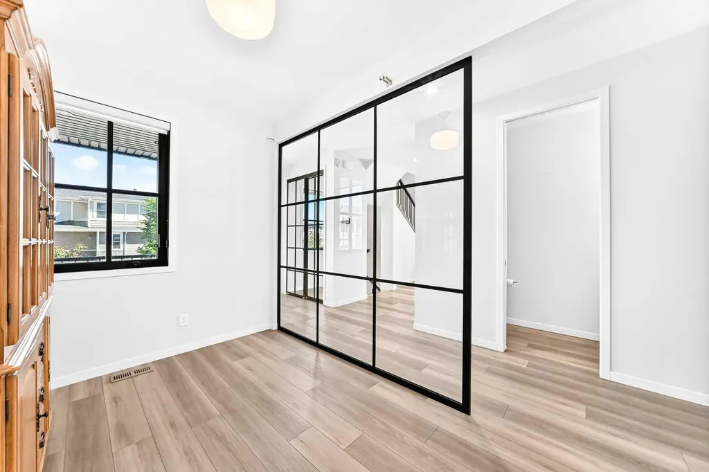 8 West Grove Link SW Calgary AB T3H 6E3