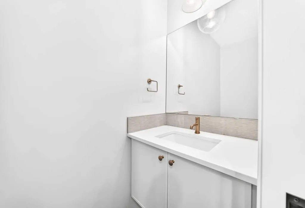 8 West Grove Link SW Calgary AB T3H 6E3