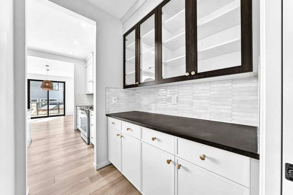 8 West Grove Link SW Calgary AB T3H 6E3