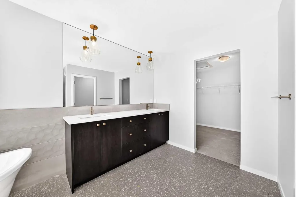 8 West Grove Link SW Calgary AB T3H 6E3