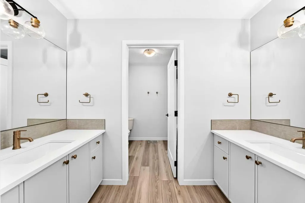 8 West Grove Link SW Calgary AB T3H 6E3