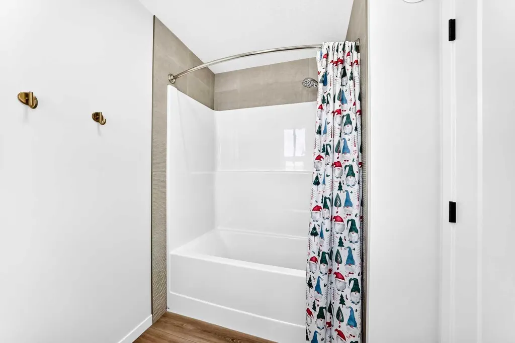 8 West Grove Link SW Calgary AB T3H 6E3