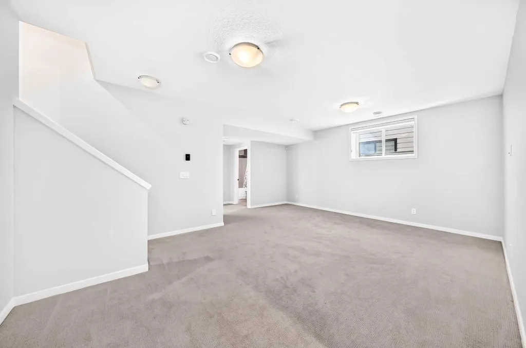 8 West Grove Link SW Calgary AB T3H 6E3