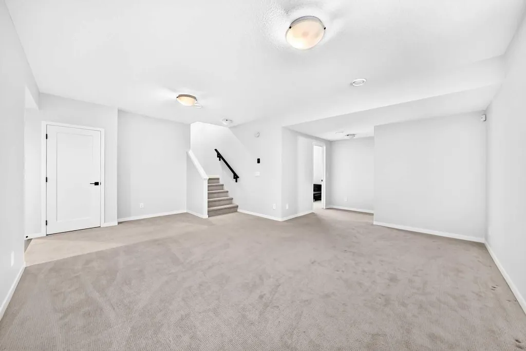 8 West Grove Link SW Calgary AB T3H 6E3