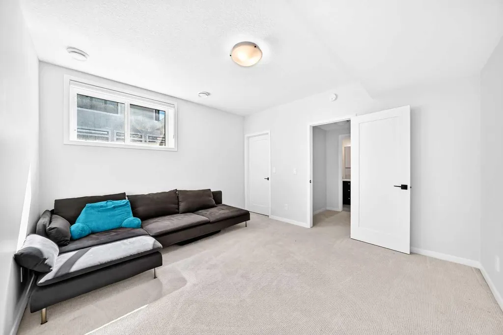 8 West Grove Link SW Calgary AB T3H 6E3