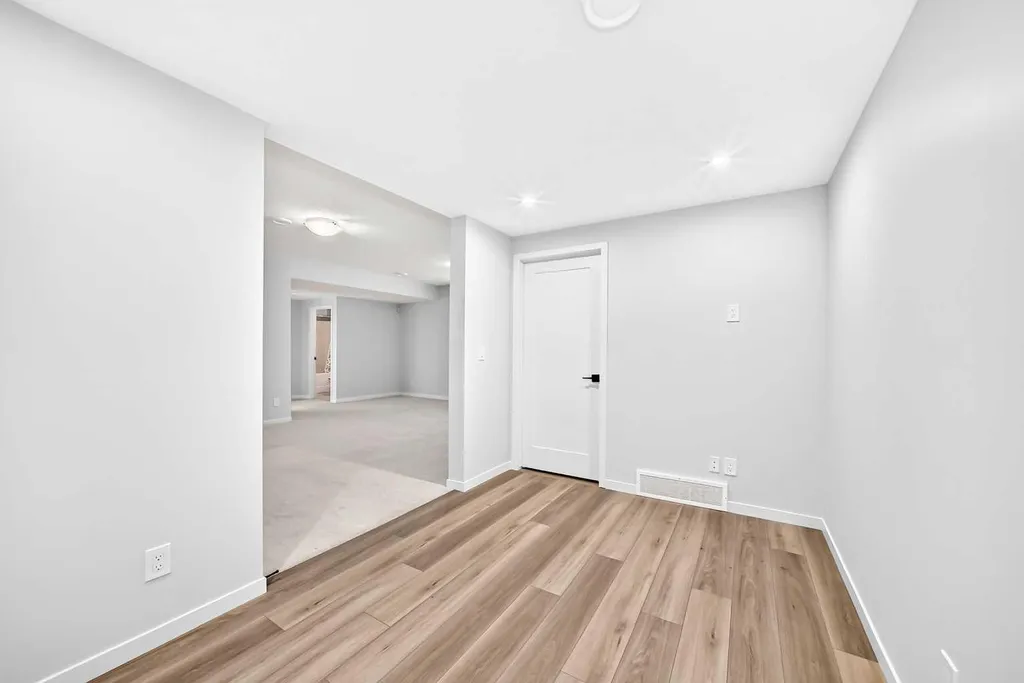 8 West Grove Link SW Calgary AB T3H 6E3