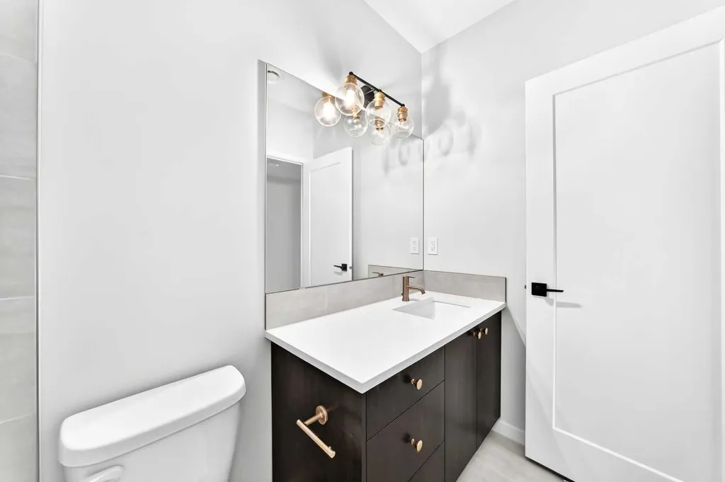 8 West Grove Link SW Calgary AB T3H 6E3