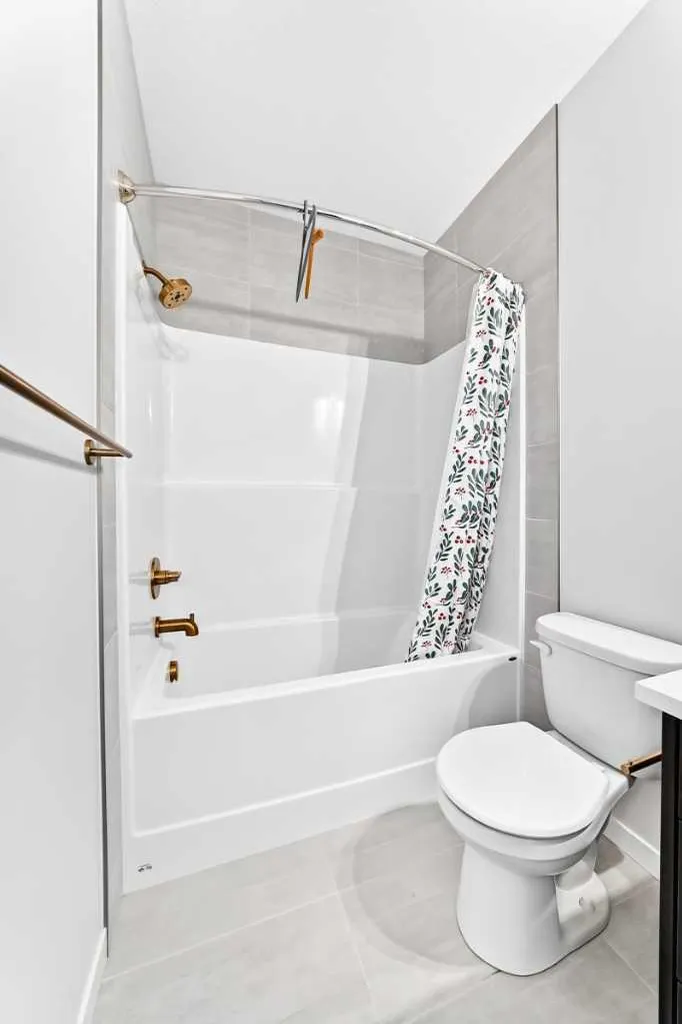 8 West Grove Link SW Calgary AB T3H 6E3