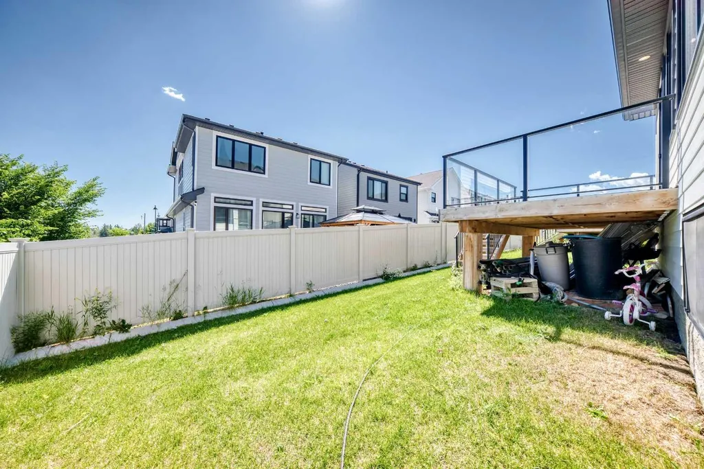 8 West Grove Link SW Calgary AB T3H 6E3