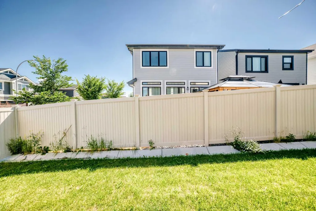 8 West Grove Link SW Calgary AB T3H 6E3