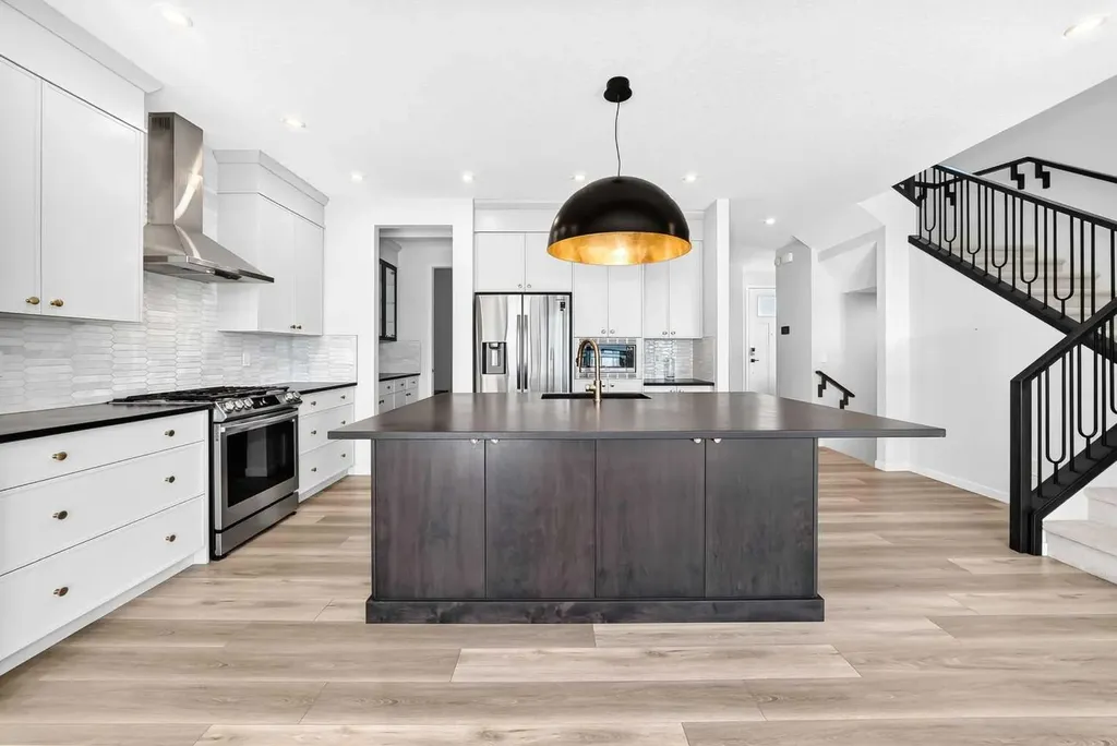 8 West Grove Link SW Calgary AB T3H 6E3