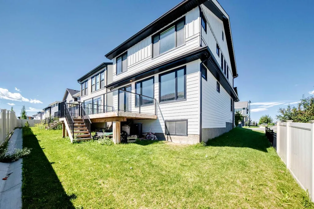 8 West Grove Link SW Calgary AB T3H 6E3