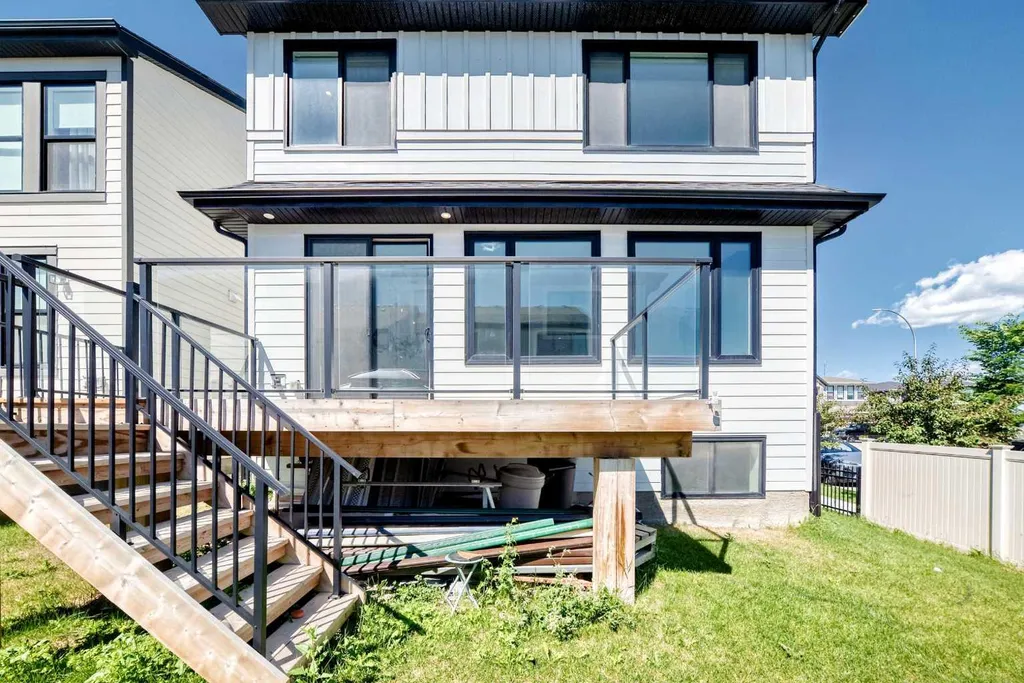 8 West Grove Link SW Calgary AB T3H 6E3
