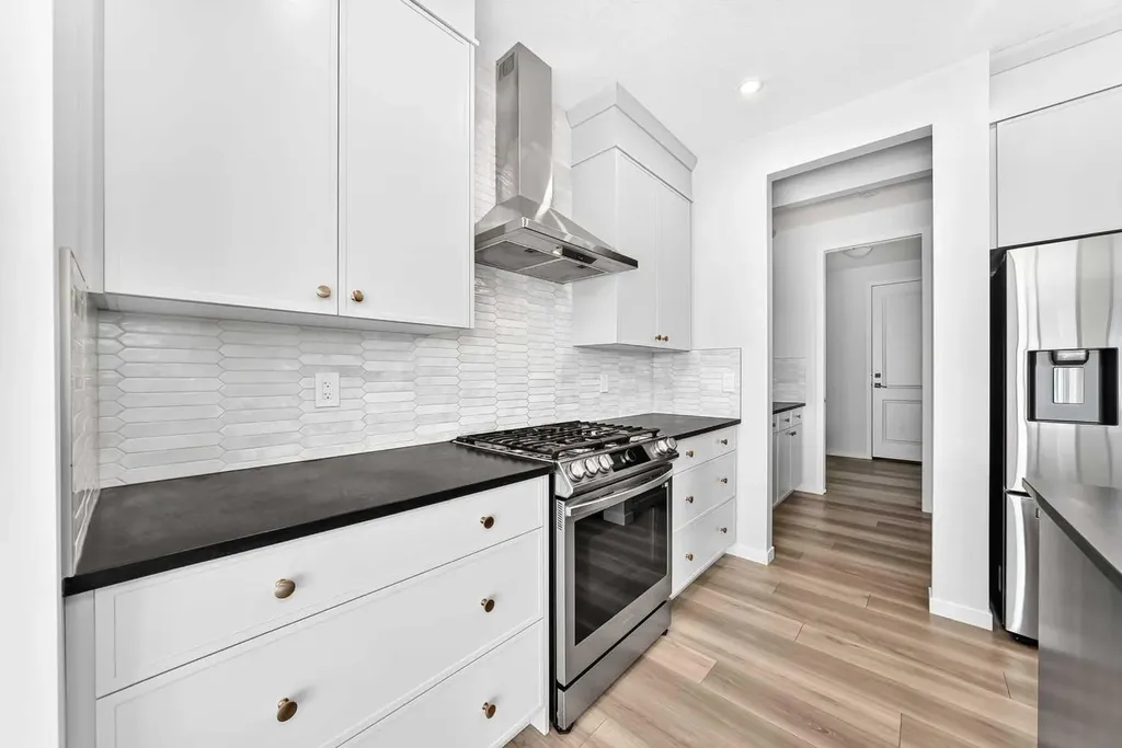 8 West Grove Link SW Calgary AB T3H 6E3
