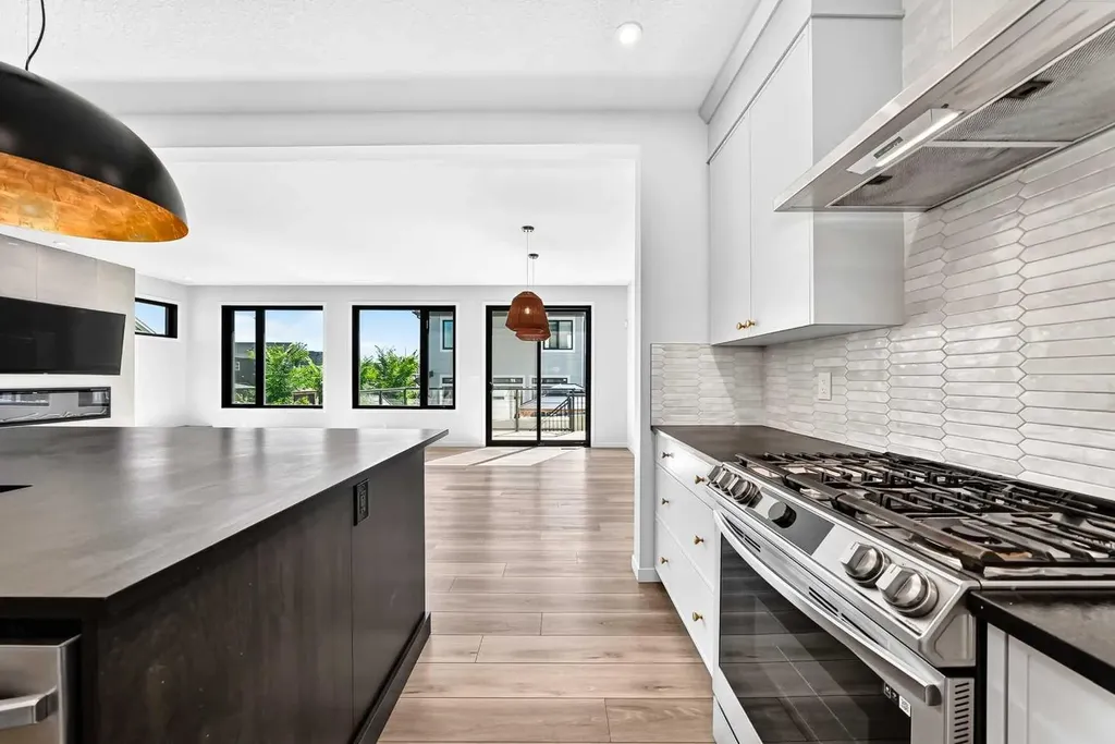 8 West Grove Link SW Calgary AB T3H 6E3