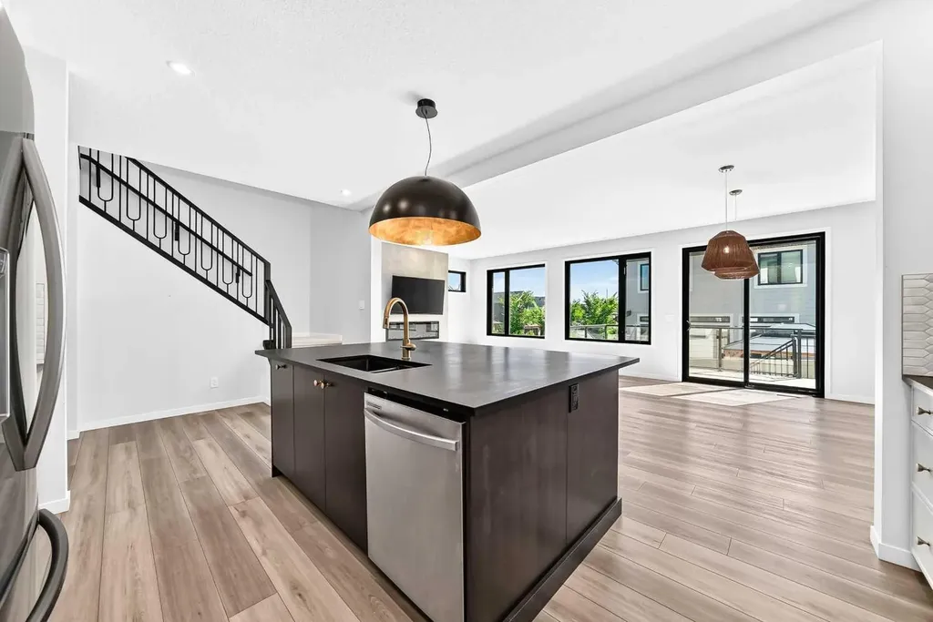 8 West Grove Link SW Calgary AB T3H 6E3