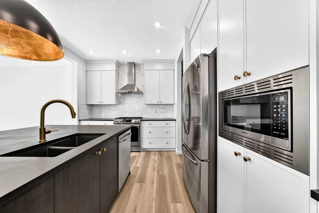 8 West Grove Link SW Calgary AB T3H 6E3