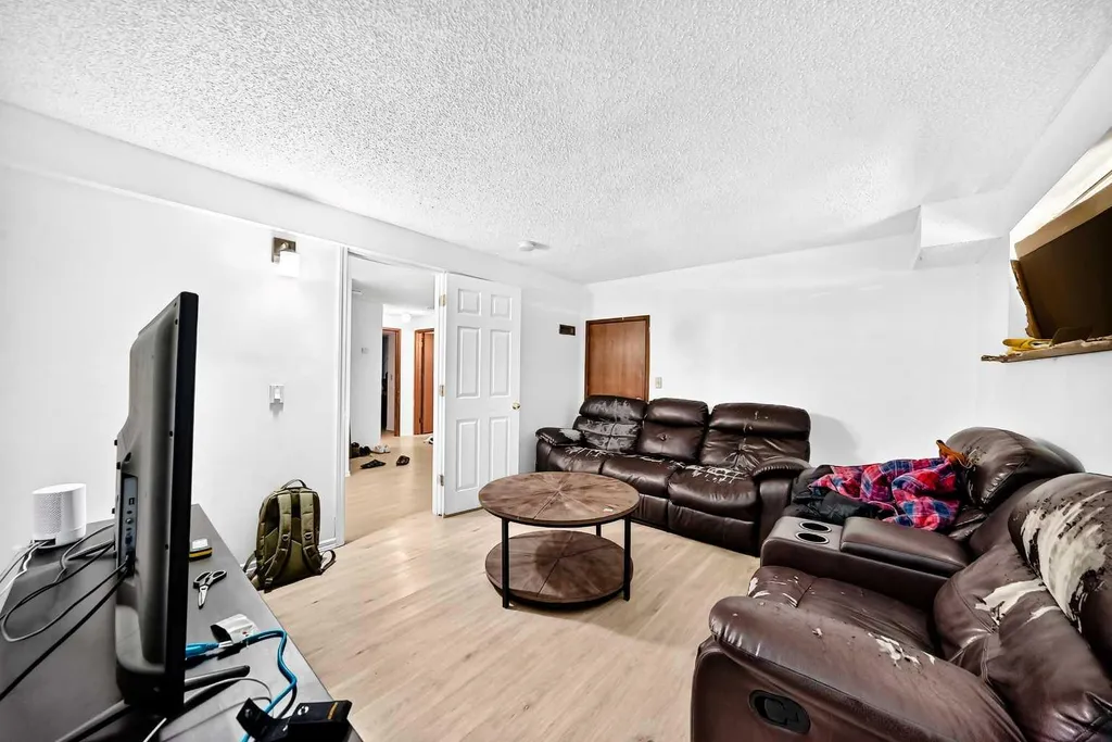 111 Bermondsey Way NW Calgary AB T3K1V5