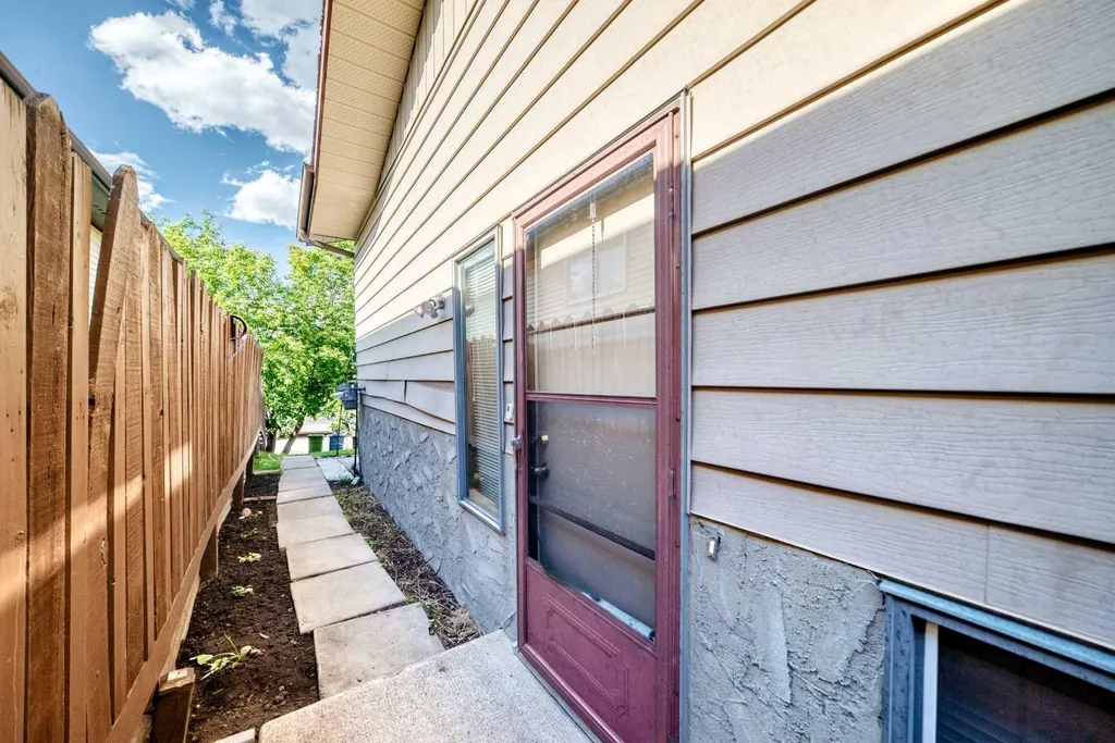 111 Bermondsey Way NW Calgary AB T3K1V5